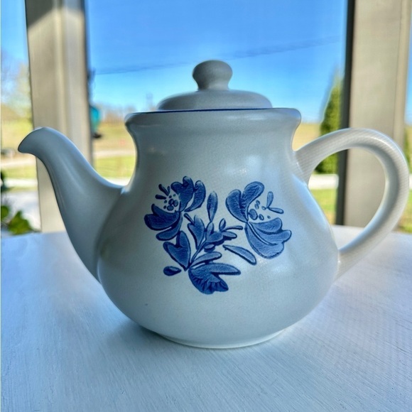 VINTAGE, PFALTZGRAFF, WHITE IRONSTONE TEAPOT WITH BLUE FLORAL PATTERN. - Picture 8 of 12